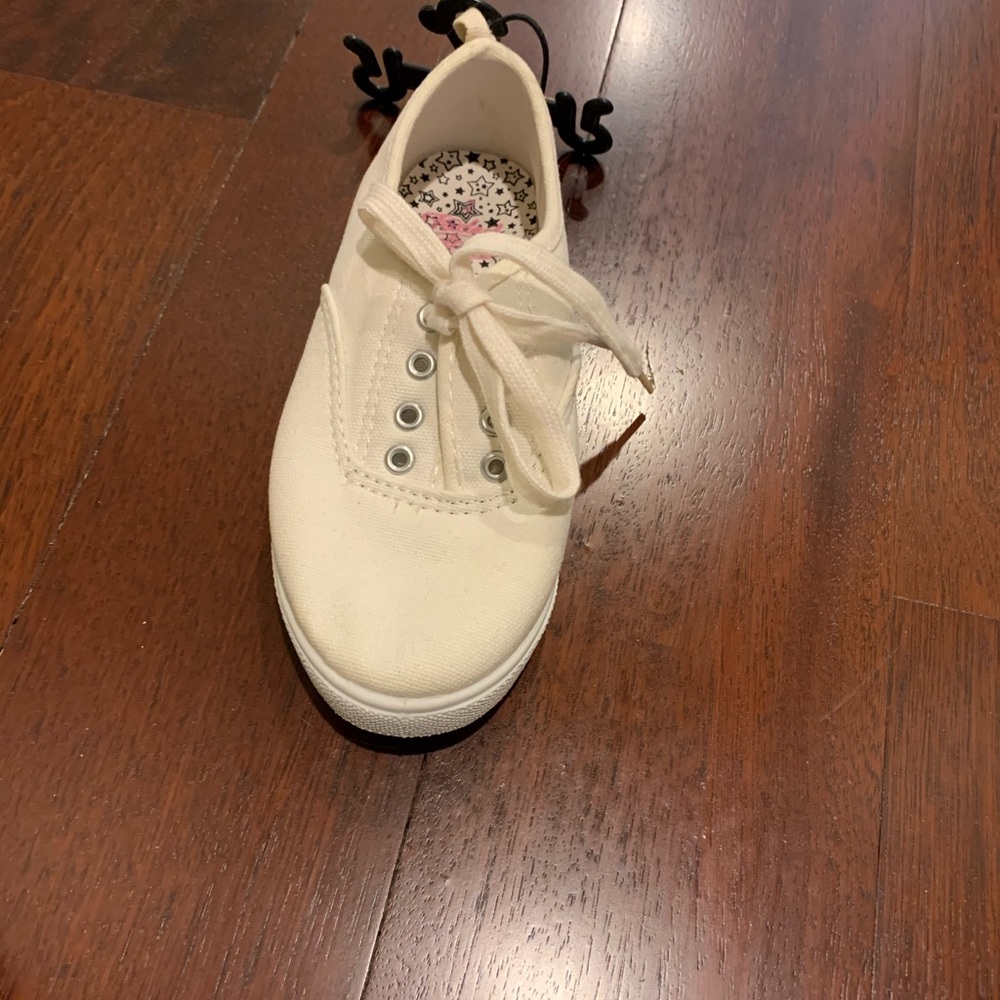 White new tennis shoes